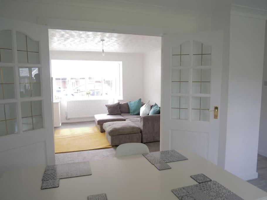 Cosy Four Bed Property With En-Suite Near To Nec Birmingham Airport And The City Exterior photo