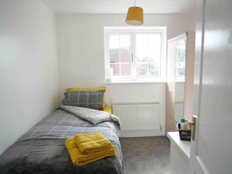 Cosy Four Bed Property With En-Suite Near To Nec Birmingham Airport And The City Exterior photo